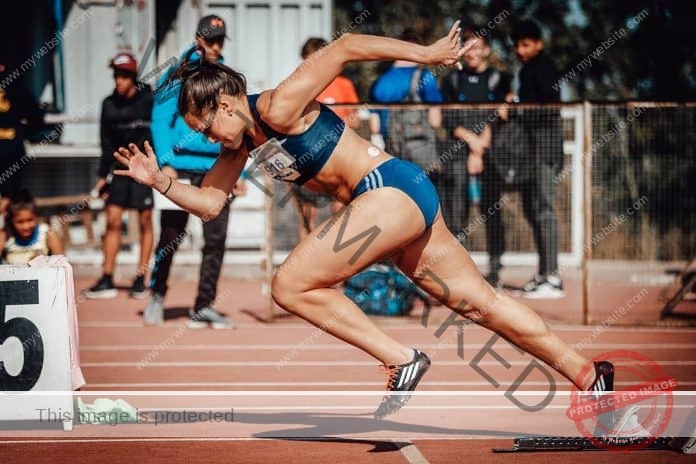 María Ignacia Montt takes off in a race, bent over for power and acceperation.