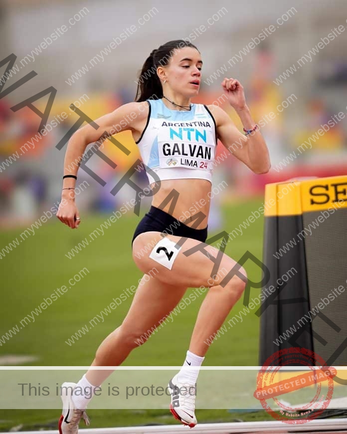 Malena Galván in her Argentinian track outfit, rounding the bend in a footrace.