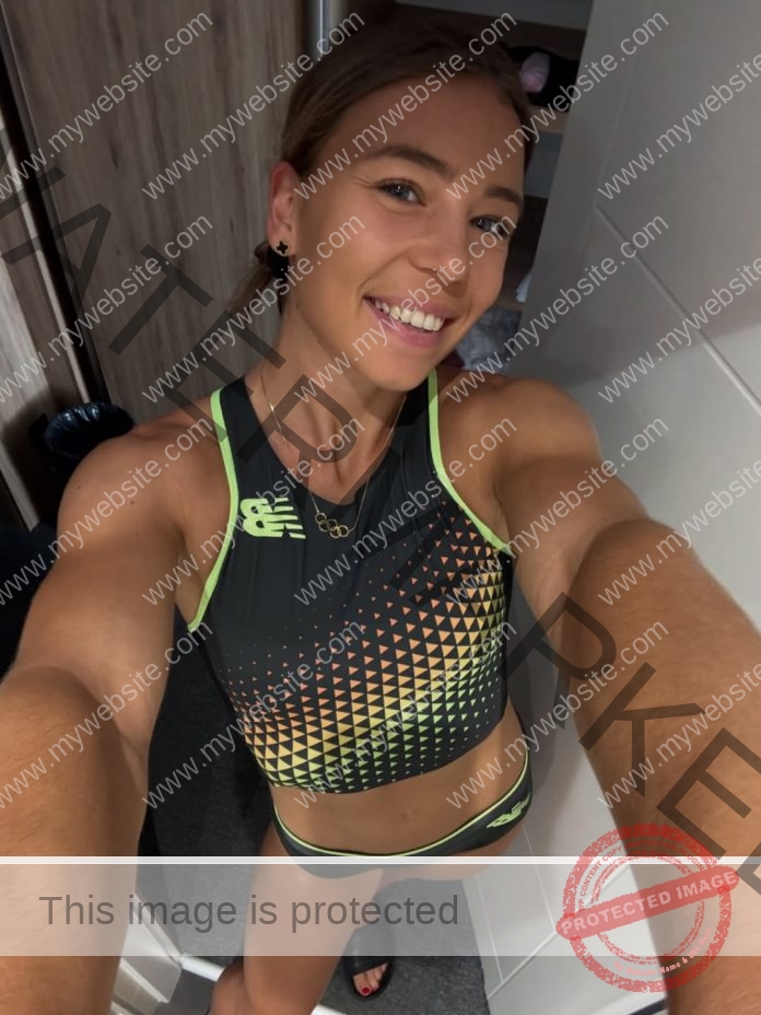 Nikola Horowoska takes a bathroom selfie